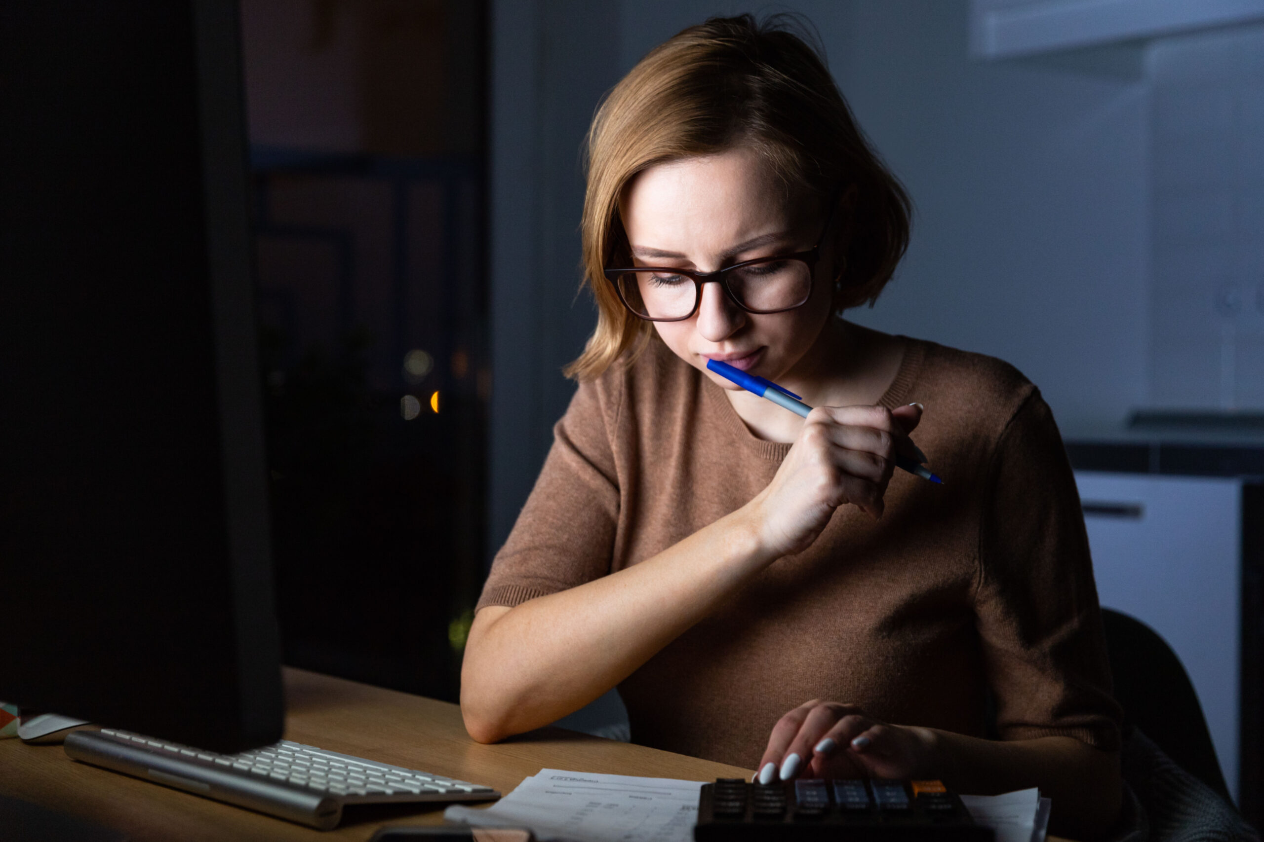 Woman,In,Glasses,Using,Calculator,To,Calculate,The,Invoice,,Planning Woman,In,Glasses,Using,Calculator,To,Calculate,The,Invoice,,Planning